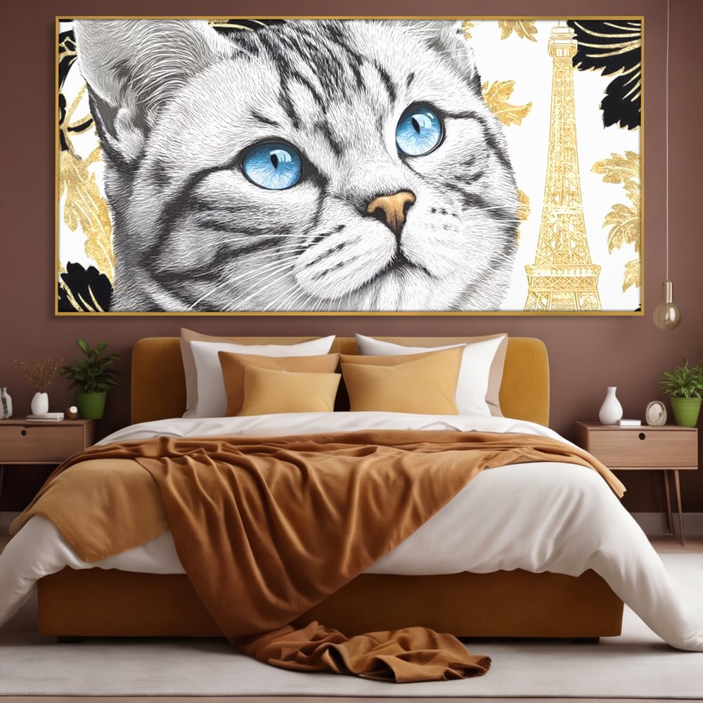 Tablou canvas cu tablou canvas cu pisica si turnul eiffel, in rama de aluminiu auriu, pe perete intr-un dormitor